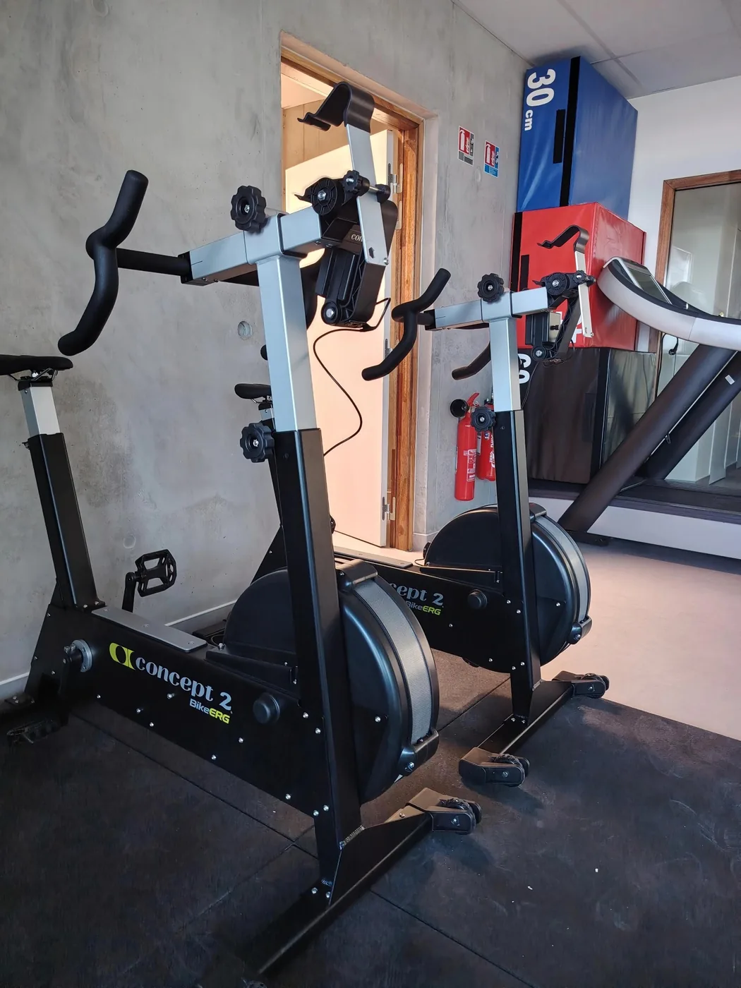 Deux BikeErg Concept2 dans l’espace cardio du cabinet Air One Performance