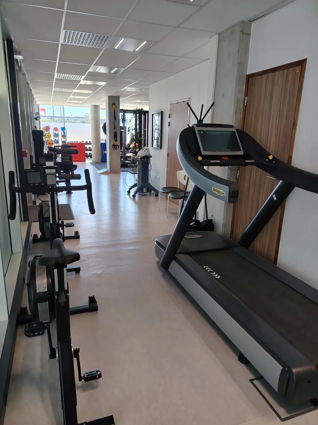 Tapis de course et ergomètres dans l’espace cardio du cabinet Air One Performance