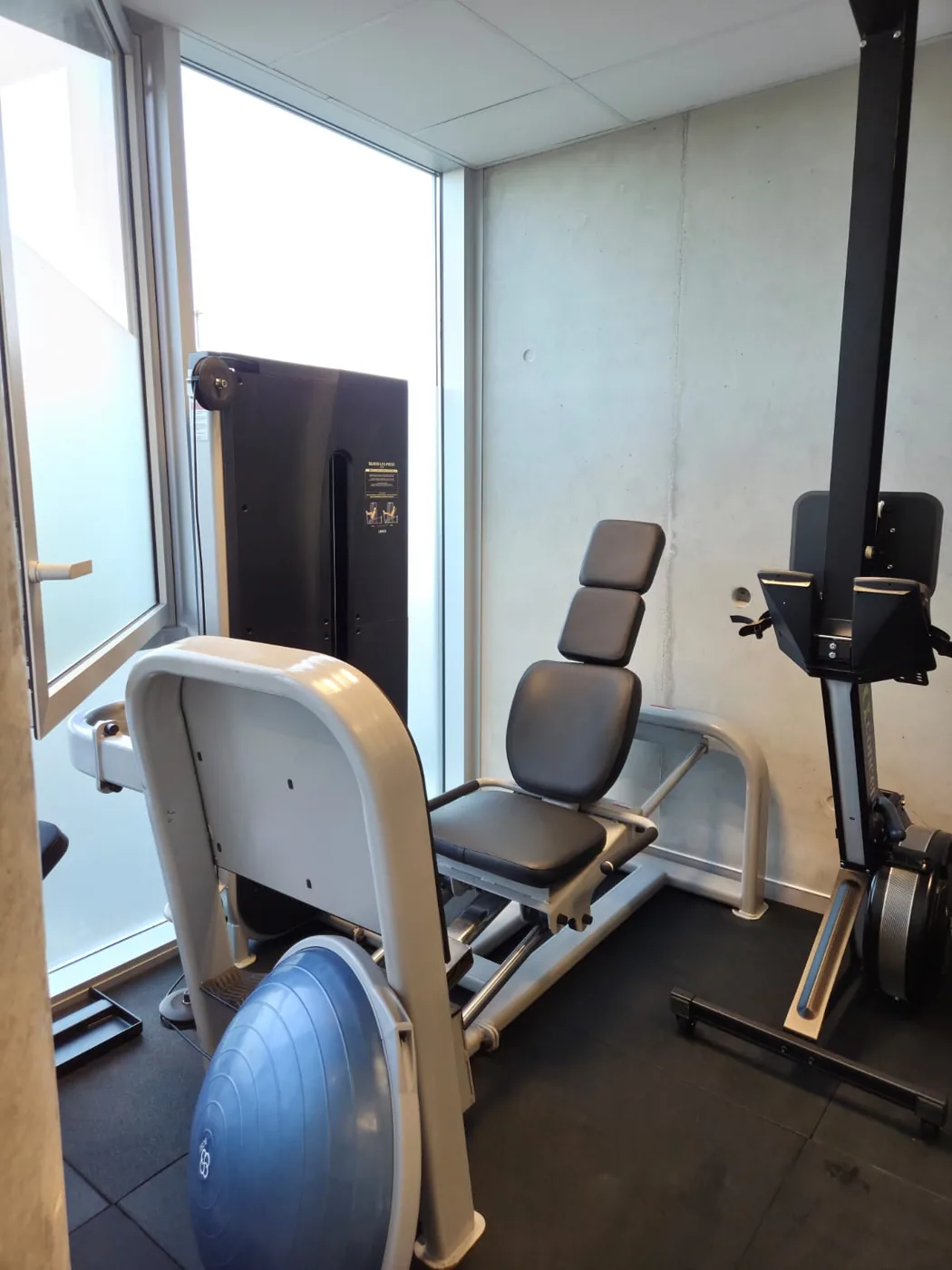 Espace de renforcement guidé avec machine et matériel au cabinet Air One Performance