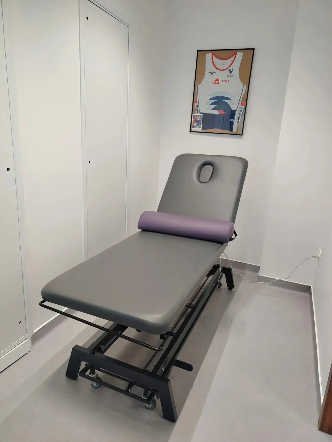 Salle de soin du cabinet Air One Performance avec table de kinésithérapie